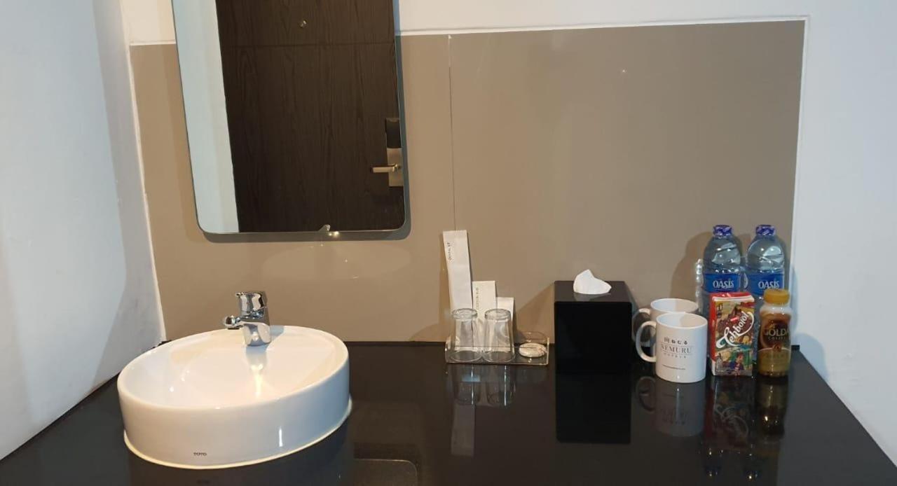 Nemuru Hotel Ciputat Pondokcabe Hilir Екстериор снимка